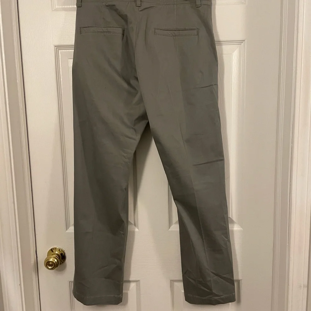 Lee Grey Khaki. Size 30 x 30. - Picture 2 of 4